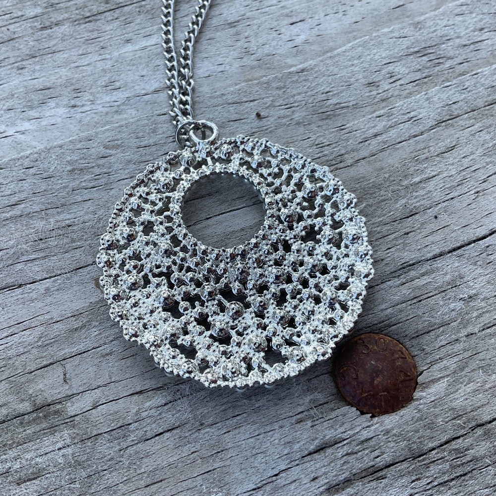 Pendant necklace Silvertone pearl crystal on round pendant 36” - Picture 8 of 11